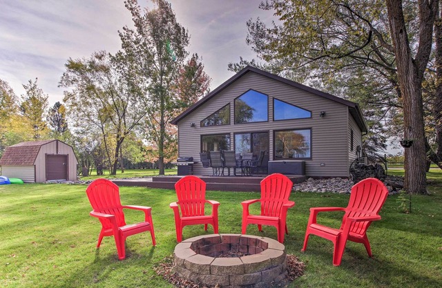 ¡NUEVO! Cabaña frente al mar en los lagos de Detroit con cubierta + patio