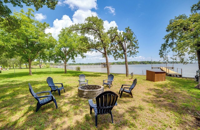 Waterfront Cedar Creek Lake Gem: Near Marina!