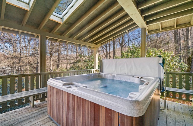 Waterfront Chalet w/ 2 Fireplaces, Private Hot Tub, washer/dryer, & Creek Access