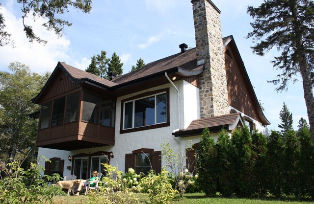 Lakefront Chalet - Una unidad frente al mar en el complejo Village Suisse, en el corazón de Val-David