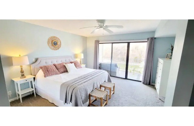 ☆WATERFRONT CONDO☆ Sleeps 5 + 2 pools + FREE Boat Slip + Child Friendly!