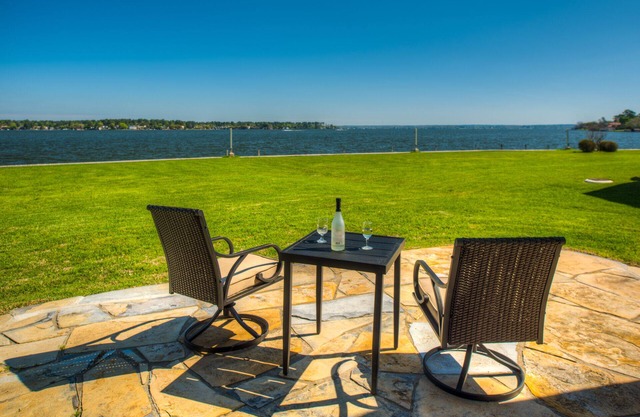 CONDOMINIO FRENTE AL AGUA CON INCREÍBLE VISTA DE SALIDA DEL SOL, PUESTA DEL SOL Y EXPANSIVAS ABIERTAS