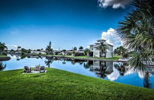 ¡NUEVO LISTADO! Waterfront with Dock y 200 'de Seawall Pet Friendly