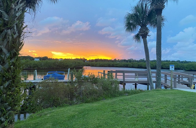 Waterfront Cottage - Your perfect Retreat to Rest and Relax on the River!