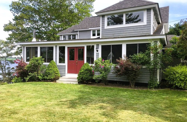 Waterfront Cottage with Beach Access – Sleeps 6 & Pet Friendly!