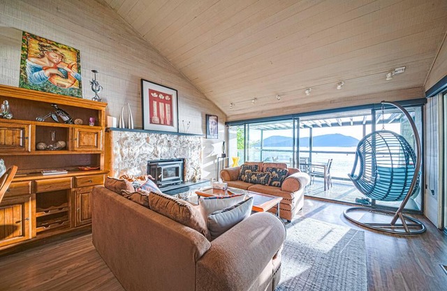 Waterfront Cottage with Superb Coastline Views