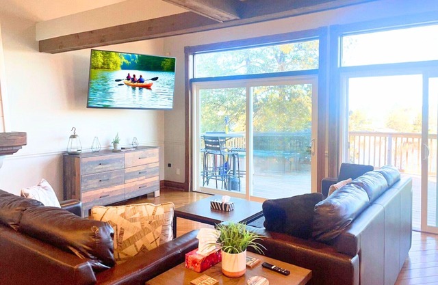 Casa de lujo frente al mar Kawartha! Vivir en Boathouse! Mesa de Billar, Chimenea, Canoa