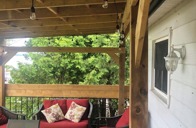 Waterfront Cottage on Rice Lake- Sleeps 8, Conveniently Located Near Amenities