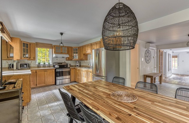 Waterfront cottage with beach just steps from Quebec City!