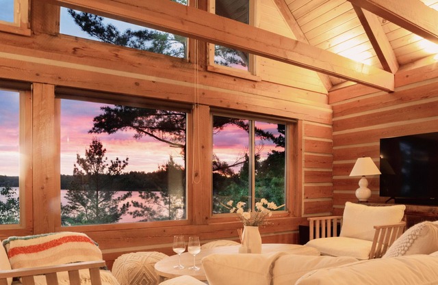Waterfront Cottage Perfect for IceFishing, Skating, Hiking and Snowmobile Trails