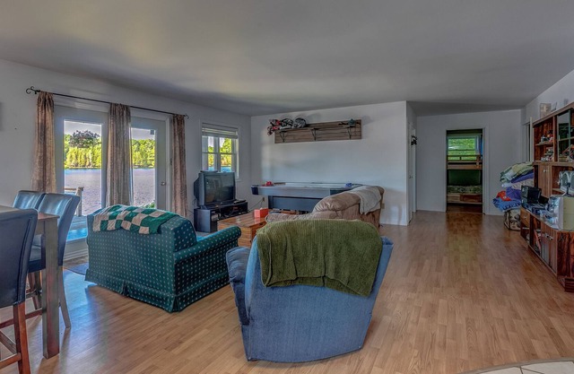 Waterfront cottage near Gaffney lake