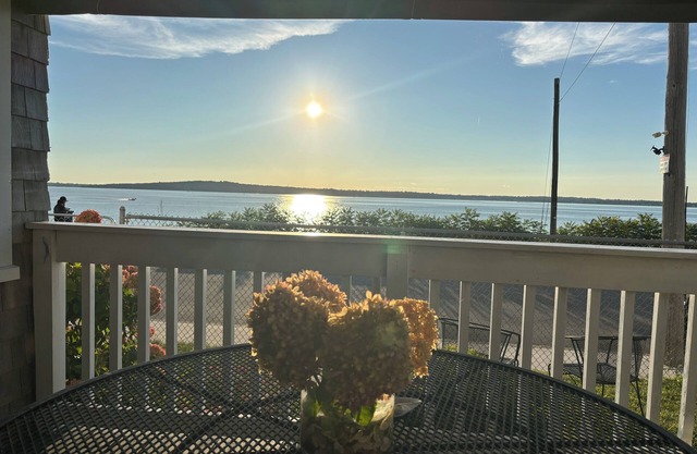 Waterfront Cottage On Mount Hope Bay