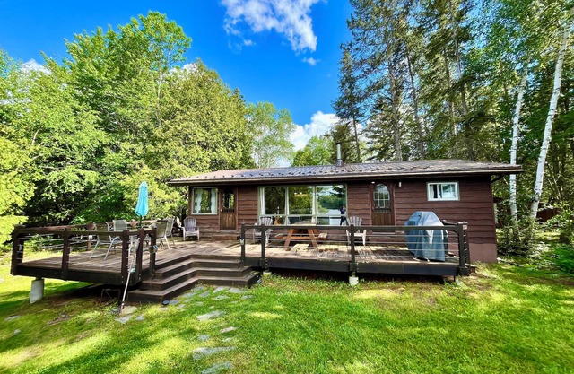 Waterfront cottage on 1.3 acres, great fishing, boating & hiking on Restoule!
