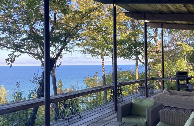 Una cabaña privada, construida a mano con vista al lago Michigan, a 3 millas de Northport