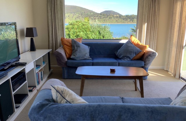 Waterfront Cottage Parua Bay. Beaches, mountains.Walking distance to shops