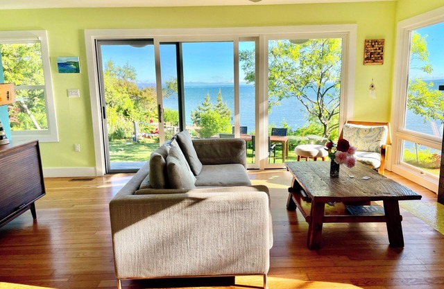Renovado Casa Frente al Mar con espectaculares vistas y la playa privada