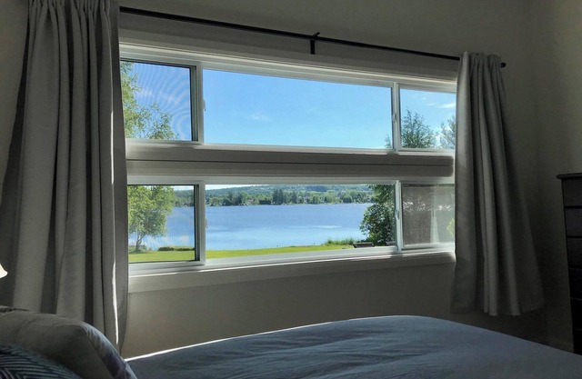 Waterfront cottage, very large, private lot!