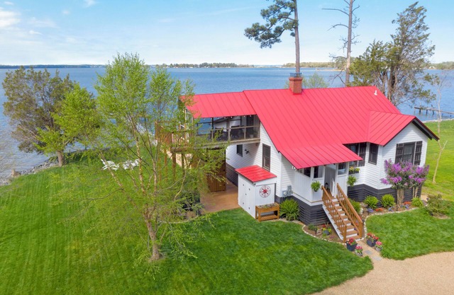 Waterfront Cottage w/ Sunset Views