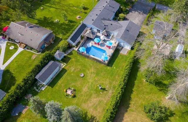 Waterfront Cottage with pool, hot tub & Fire Pit