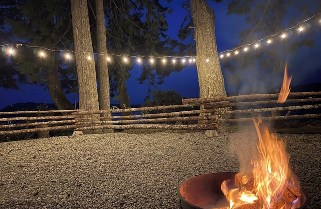 Waterfront Cottage with Beach Access - Sleeps 2