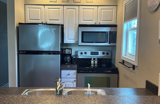 Waterfront Cozy 1 Bedroom Condo on the inlet to Lake Erie boat dock steps away.