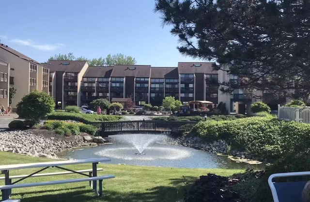 Waterfront cozy 1-bedroom condo with pool, hottub, AC in charming Port Clinton!