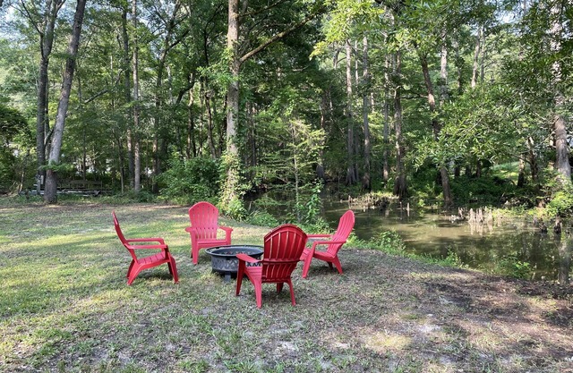 WATERFRONT.Cozy Cabin on the water- in a quiet tributary of Caddo Lake!