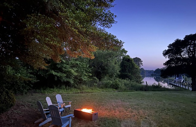 Waterfront! - Cozy "Captain's Cottage" with hot tub!