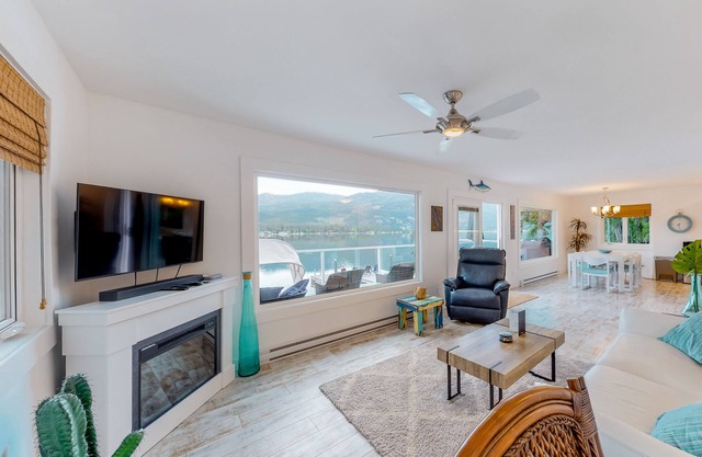 Waterfront, dog-friendly gem with WiFi, boat access, grill, and private dock