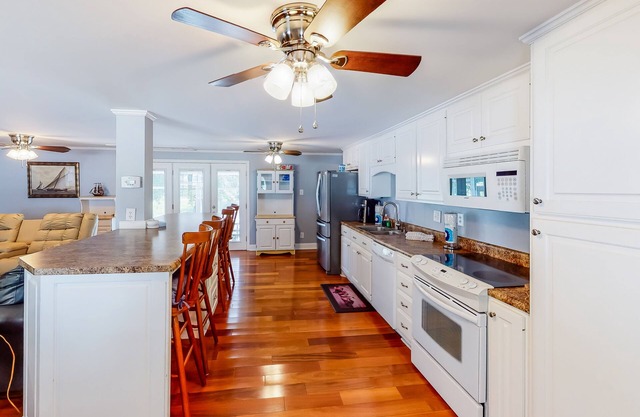 Waterfront Dream with Lake Murray View, Dock & Screened Porch - WiFi, Central AC