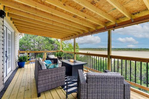 Waterfront Escape on Lake Granbury Deck and Patio!