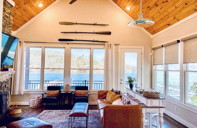Waterfront family home on Smith Lake