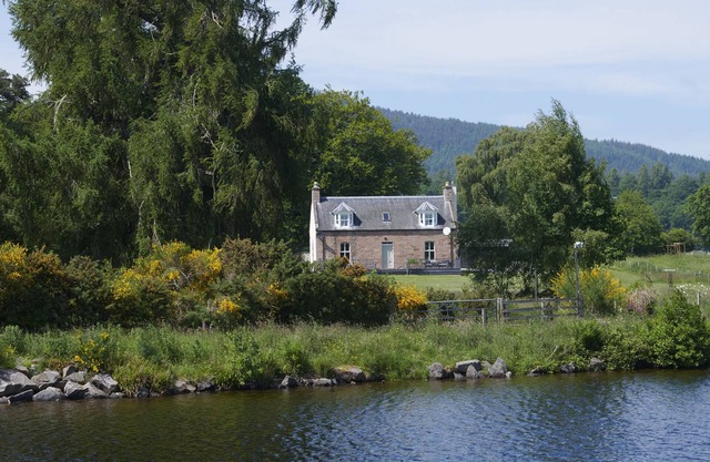 Waterfront Farmhouse with Hot Tub on the Caledonian Canal by Loch Ness - Dunaincroy Farmhouse