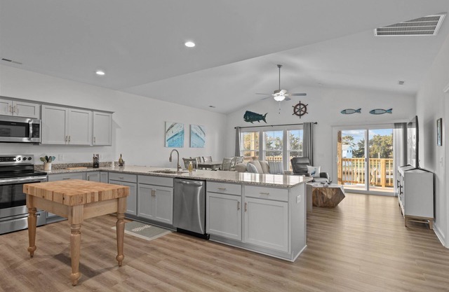 WATERFRONT: Fins to the Left! 3BR/2BA w/private boat lift.