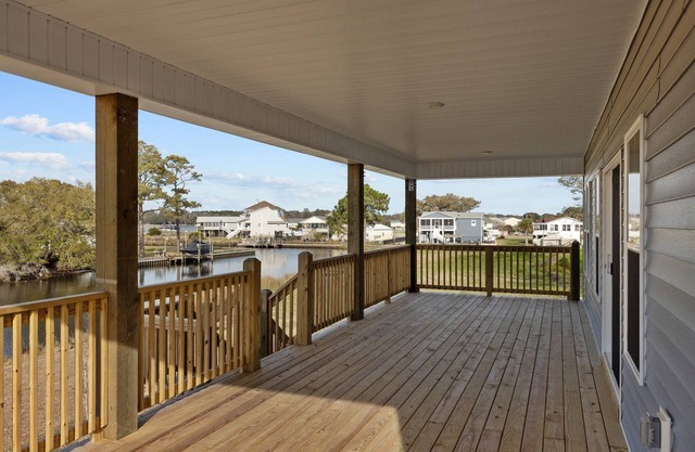 WATERFRONT: Fins to the Right! 4BR/2BA, private boat lift, pet friendly