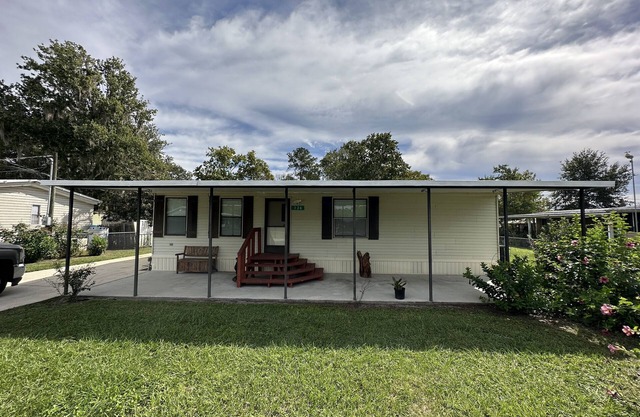 Waterfront Fishing Retreat. Near Dunns Creek, Crescent Lake, St John's River