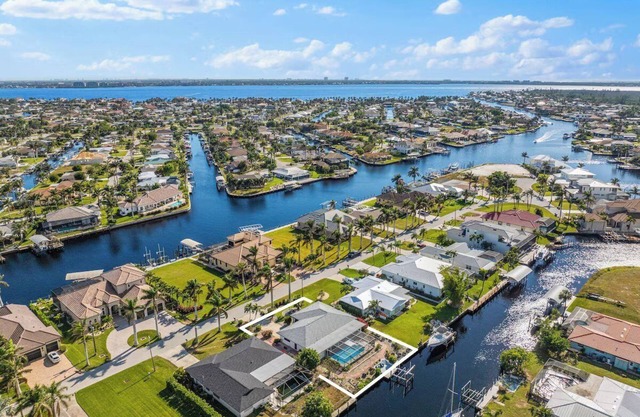 Waterfront Fun with Heated Pool, Dock & Outdoor Kitchen - Villa Sunshine - Roelens