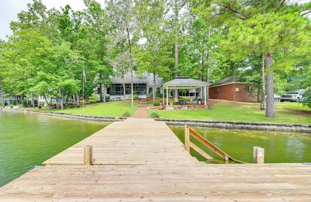 Waterfront Gem on Lake Martin w/Kayaks & Dock!
