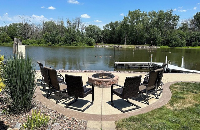 Waterfront Getaway: Kayaks, fishing, game room, fire pit, gathering room…