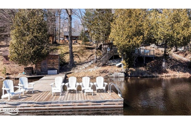 Waterfront getaway on Lake Manitouwabing. Hot tub, bunkie, canoes and kayaks!