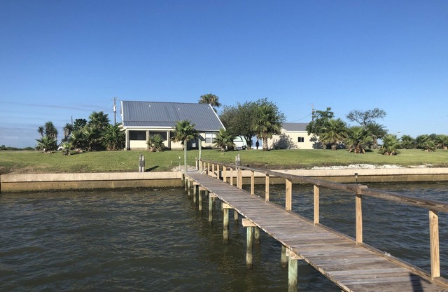 ¡NUEVO LISTADO! ¡Relájate en esta casa frente al mar con muelle privado en un lote enorme!