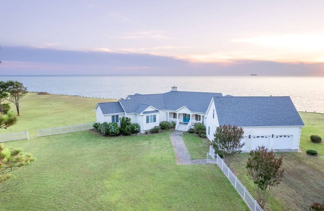 Waterfront, Gorgeous 4 BDR, 3 BA Beautiful views & sunsets