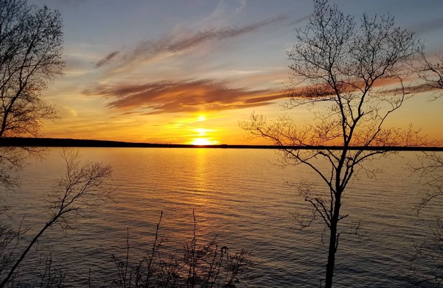 Frente al hogar a orillas del acantilado de la costa sur del lago Superior, Sky Fire espera.