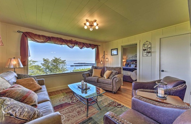 Waterfront Home about 6 Mi to Olympic National Park!