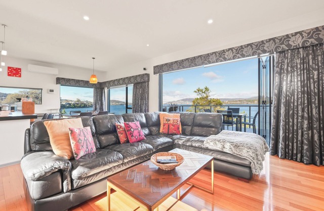 Waterfront Home - Gorgeous Views - 2 Bedroom