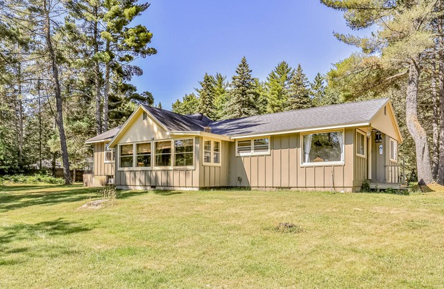 Waterfront home on Wisconsin River with dock, kayaks, canoe, firepit - 2 dogs OK