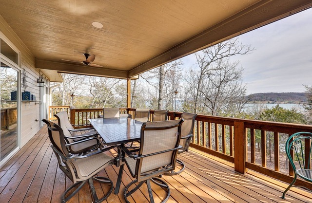Waterfront Home on Beaver Lake w/ 2 Decks!