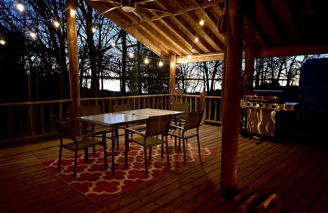 Waterfront home on Eufaula - WHITE SANDY BEACHES and amazing outdoor patio/bar!