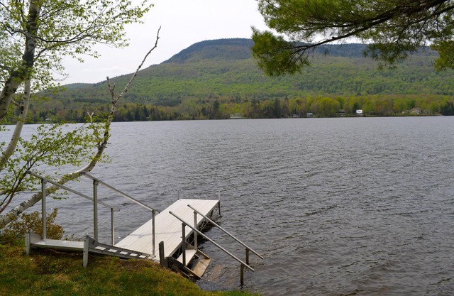 Frente al hogar en el Lago de Elmore - Relájese y disfrute de la cuarta temporada de recreación