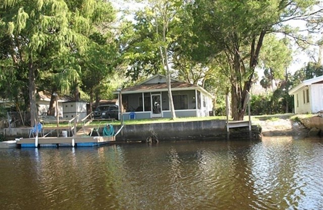 Frente al hogar en el hermoso Weeki Wachee